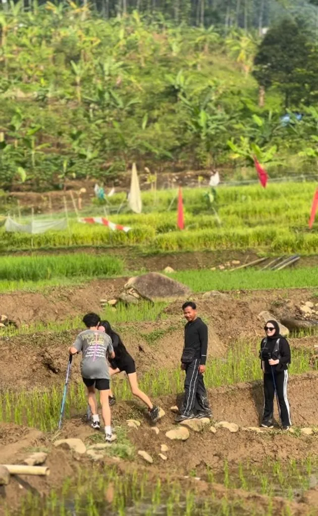 Sarita Abdul Mukti di Tengah Sawah