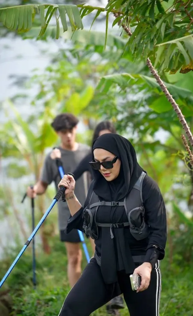 Sarita Abdul Mukti Cantik Saat Hiking