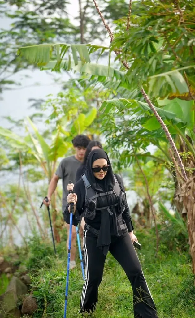 Sarita Abdul Mukti Bareng Putri Nikmati Alam