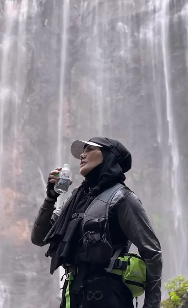 Sarita Abdul Mukti di Air Terjun