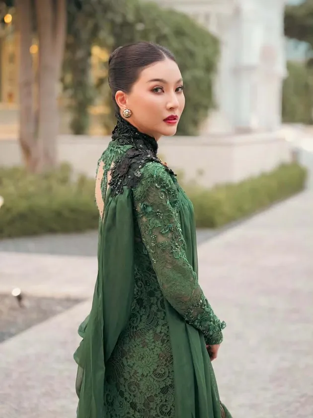 Sarwendah Pakai Kebaya Hijau