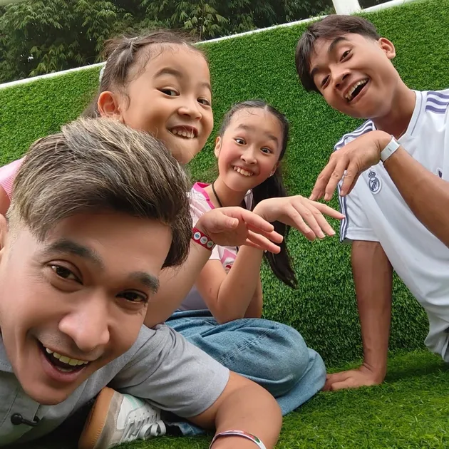 Ruben Onsu bersama Thania, Thalia dan Betrand Peto