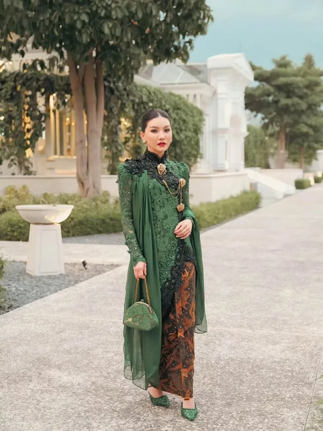 Sarwendah pakai kebaya