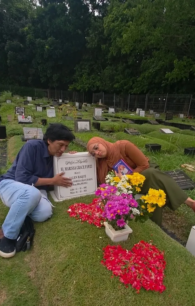 Ikang Fawzi berdoa untuk Marissa Haque