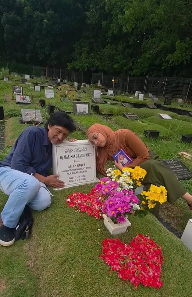 Ikang Fawzi peluk nisan Marissa Haque