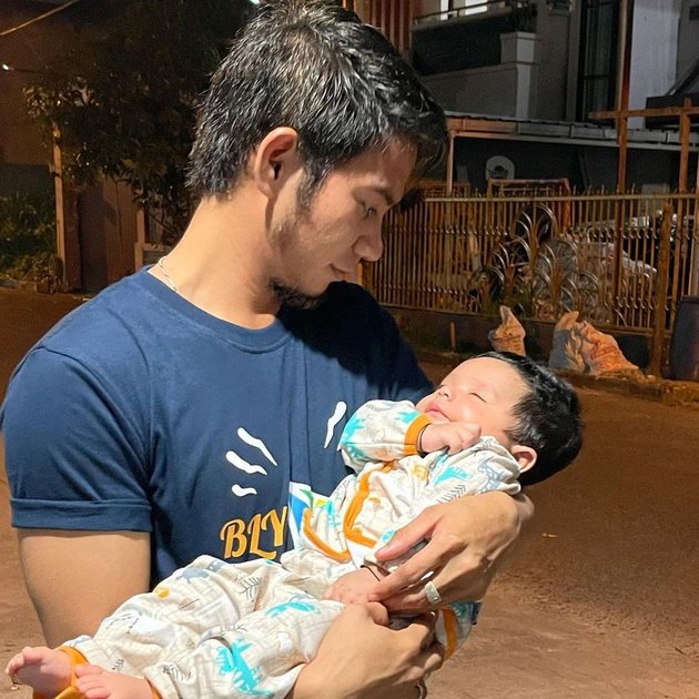 Beloved Child, Here are 8 Pictures of Rizki Enchanted by Baby Syaki who is Getting Cuter and Handsome