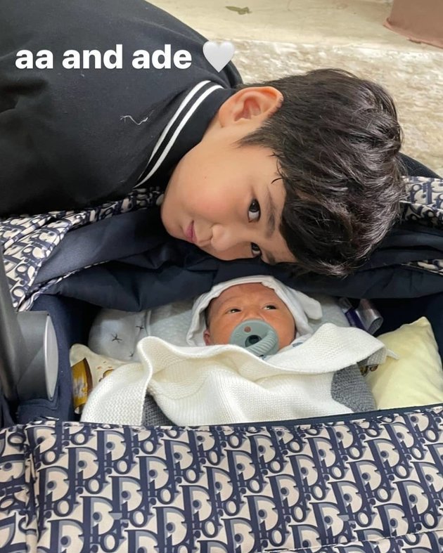 Really Loving with the Younger Brother, See 8 Photos of Rafathar Sleeping Together and Carrying Baby Rayyanza - Nagita Slavina Will Be a Contestant for 3R