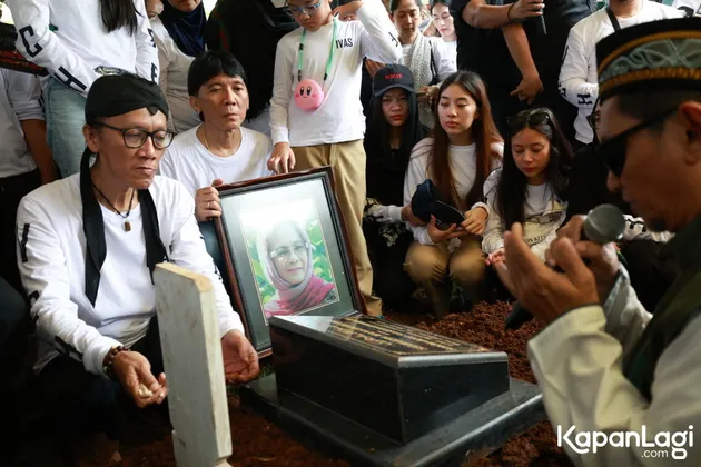 Bunda Iffet Kaus Putih