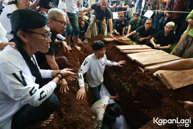 Bunda Iffet Kaus Putih