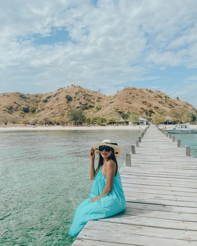 Seperti inilah potret Eva Belisima saat menikmati pemandangan indah Pulau Kanawa yang terletak di Labuan Bajo.