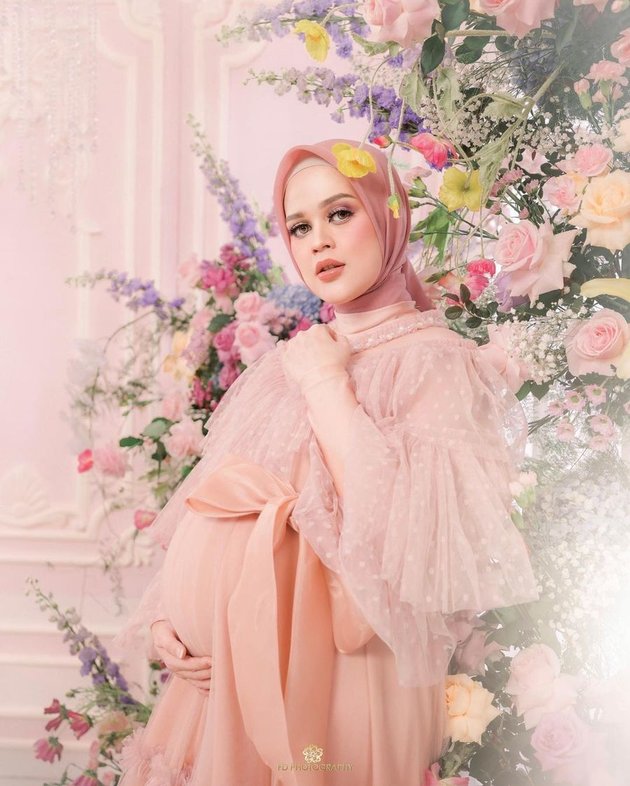 As Beautiful as a Barbie Doll, Check Out 8 Latest Maternity Shoot Photos of Cut Meyriska with a Growing Baby Bump