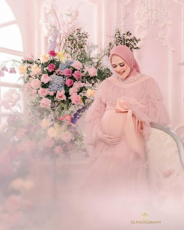 As Beautiful as a Barbie Doll, Check Out 8 Latest Maternity Shoot Photos of Cut Meyriska with a Growing Baby Bump