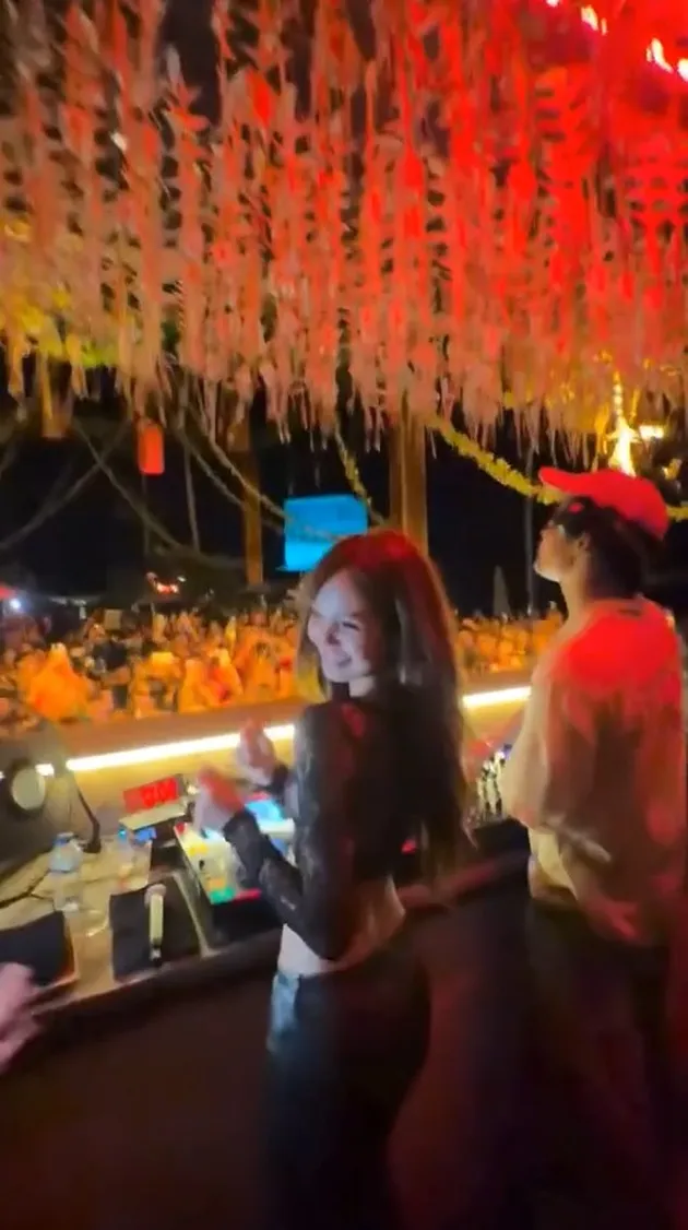 Lisa BLACKPINK tersenyum di DJ booth