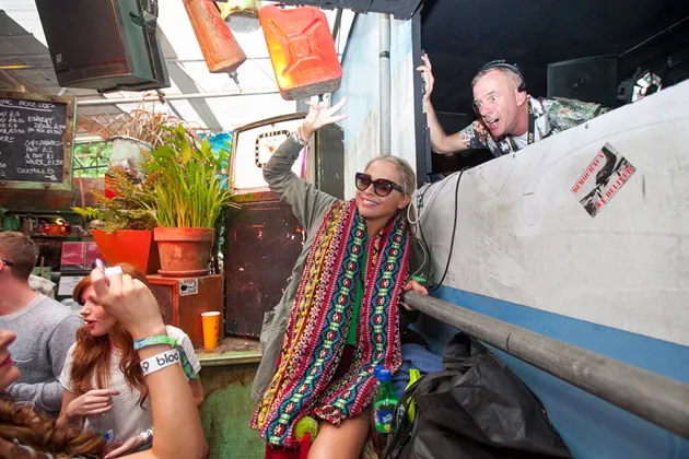 belakang panggung Glastonbury