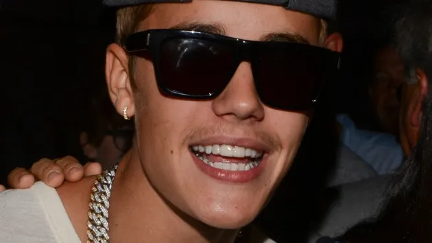 Artis Tak Cocok Berkumis