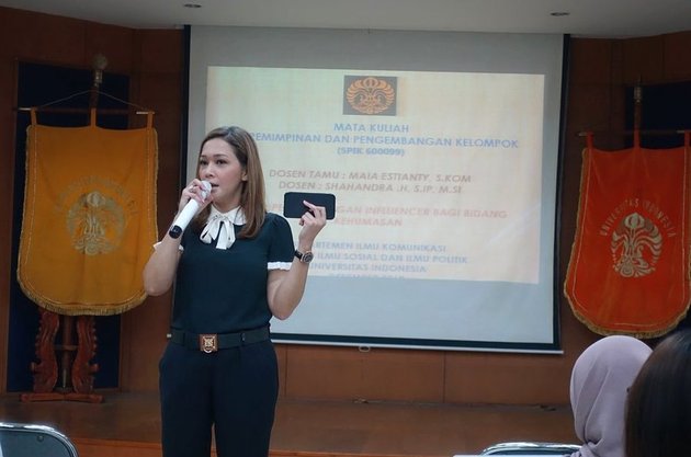 Series of Maia Estianty's Actions as Guest Lecturer at UI, Looking Cool and Up-to-Date