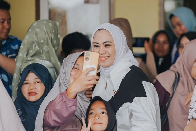 A Series of Handsome and Beautiful Regent in Indonesia, Becoming the Center of Attention for a Photo Shoot During Visits - Famous Artist's Child Included