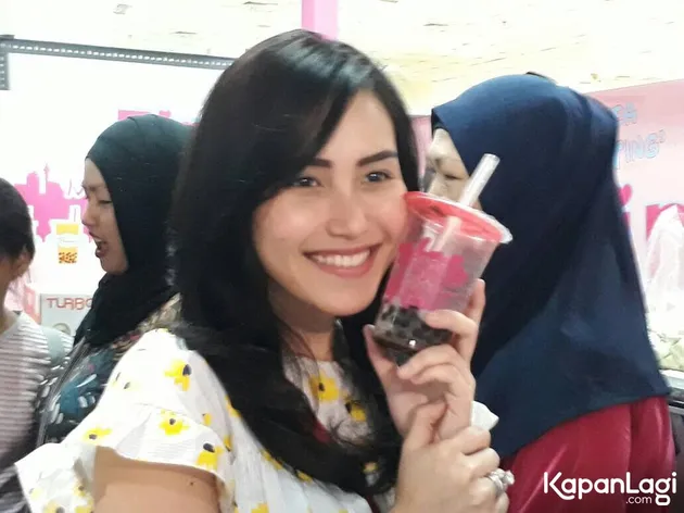 SEDERET EKSPRESI AYU TING TING, SENYUM SAAT DITANYA RAFFI 