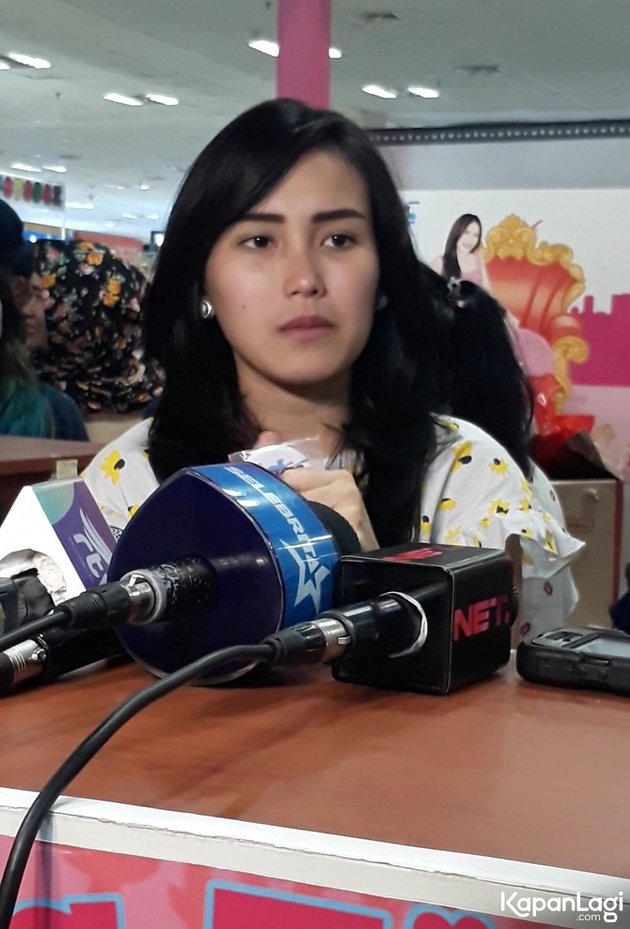 SEDERET EKSPRESI AYU TING TING, SENYUM SAAT DITANYA RAFFI 