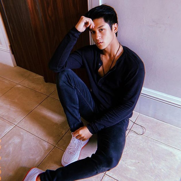 A Series of Photos of Antonio Blanco Jr, Star of the Book HARIAN SEORANG ISTRI, Showing a Mysterious Charm Wearing Black Outfit