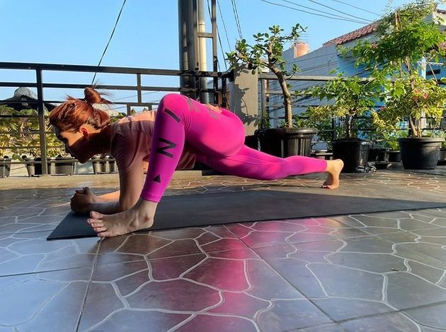 A Series of Photos of Ayu Ting Ting's Diligent Yoga Exercise on the Balcony of Her House, Showing Her Flexible Body and Super Slim Waist!