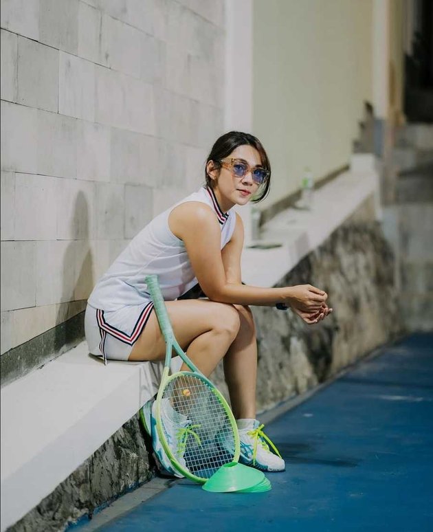 A Series of Photos of Dinda Kirana Playing Tennis, Looking Sporty and Cool with a Green Racket