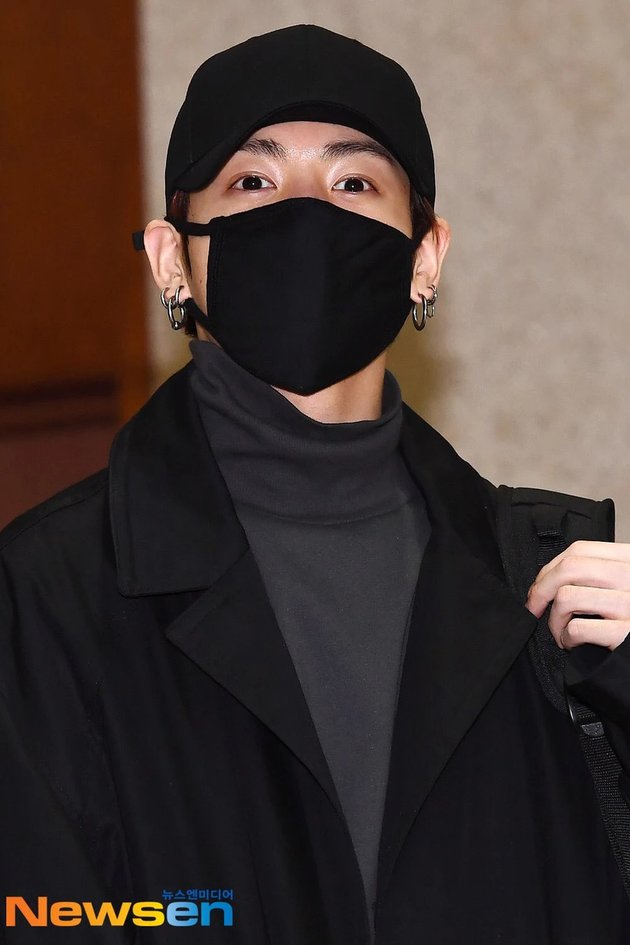 A Series of Photos of BTS Jungkook with Ninja-Style Airport Fashion
