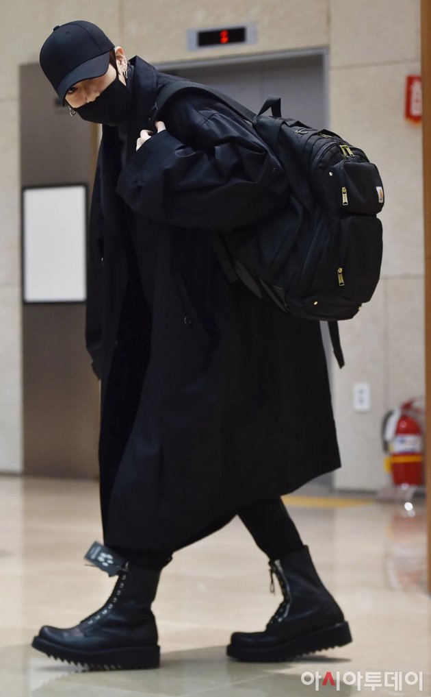A Series of Photos of BTS Jungkook with Ninja-Style Airport Fashion