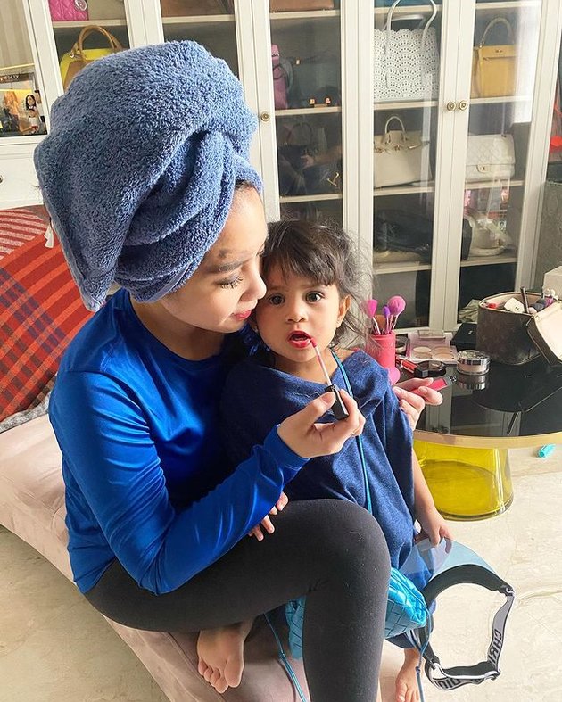 A Series of Sweet Photos of Ansara, Nagita Slavina's Niece and Caca Tengker's First Child, Her Cute and Adorable Style!