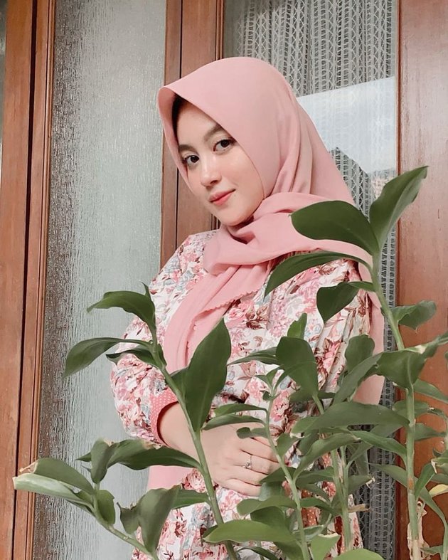 A Series of Photos of Nabilah Ayu, Former JKT 48 Member, in Hijab, Her Beauty is Refreshing