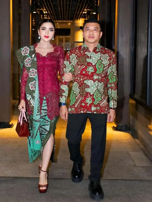 Ashanty pakai batik kembaran dengan Anang