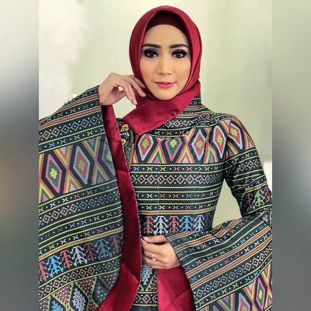A Series of Beautiful Hijab-wearing Dangdut Singers in Indonesia, Including Cici Paramida Looking More Elegant and Ira Swara Looking Stunning