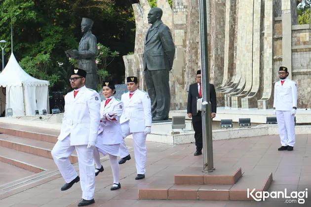 Komika dan Seniman Gelar Upacara Penurunan Bendera Titik Nol Bangsa