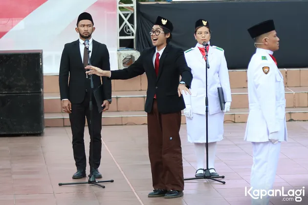 Komika dan Seniman Gelar Upacara Penurunan Bendera Titik Nol Bangsa