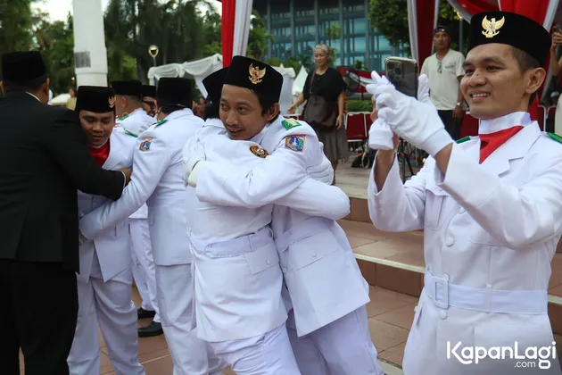 Komika dan Seniman Gelar Upacara Penurunan Bendera Titik Nol Bangsa