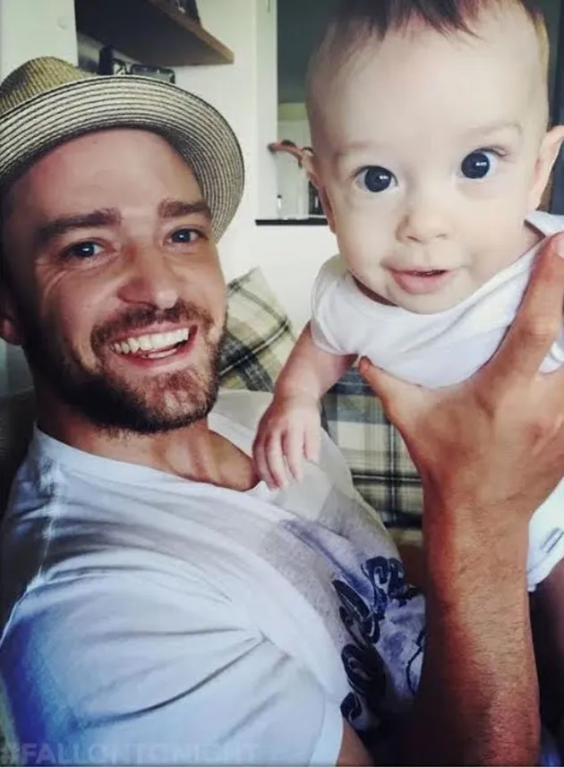 Sambil berpose dengan anaknya, Justin Timberlake berhasil membayar kepercayaan Ayahnya dengan menjadi salah satu musisi R&B terkenal dunia.