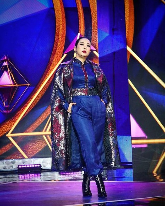 Sederet OOTD Soimah When Being a Judge of D'Academy 5, Her Fashion Style Never Fails to Showcase Chic and Stylish Charms!