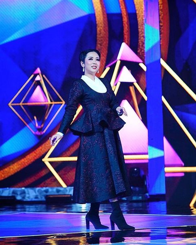 Sederet OOTD Soimah When Being a Judge of D'Academy 5, Her Fashion Style Never Fails to Showcase Chic and Stylish Charms!
