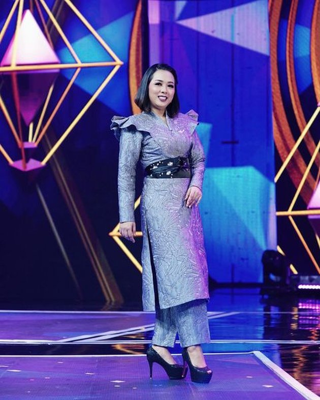 Sederet OOTD Soimah When Being a Judge of D'Academy 5, Her Fashion Style Never Fails to Showcase Chic and Stylish Charms!