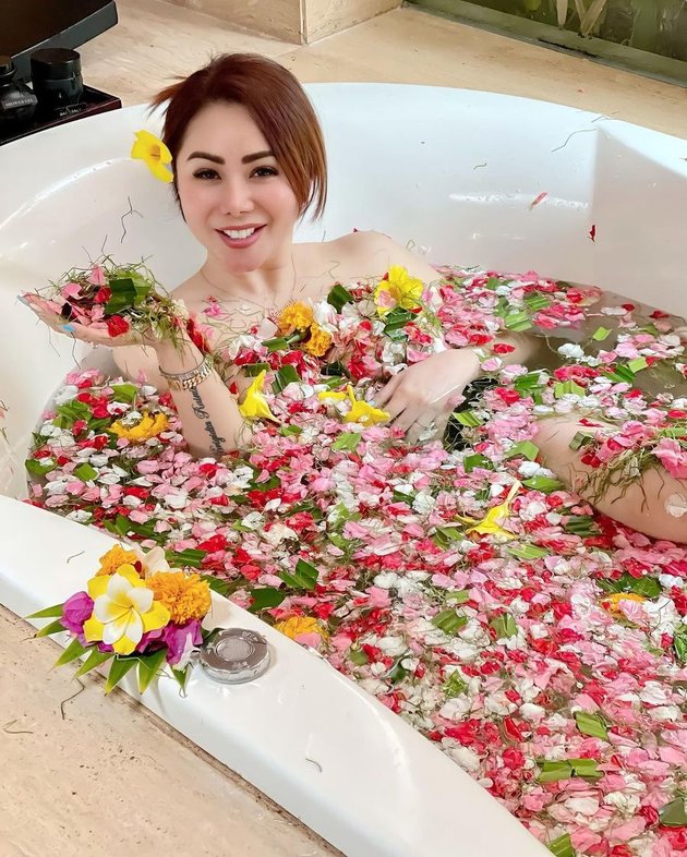 A Series of Hot Poses by Femmy Permatasari While Playing with Water, Latest Photoshoot in the Bathtub that Captivates Attention