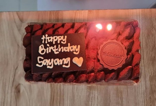 Dalam sebuah unggahan di tanggal 10 Juni, Almarhum Jane Shalimar menuggah foto sebuah kue ulang tahun. Netizen menduga kue tersebut berasal dari kekasihnya  tidak diperkenalkan pada publik oleh Almarhum. 