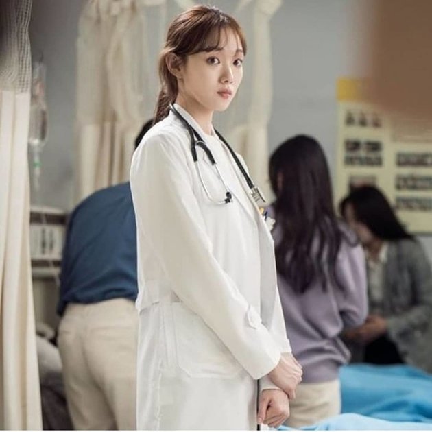 Dalam foto-foto still yang diunggah, Lee Sung Kyung terlihat sangat berkharisma baik di dalam maupun di luar ruang operasi.