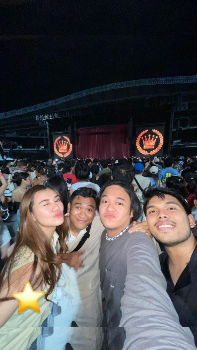 A Series of Portraits of Indonesian Artists Watching Bruno Mars Concert in Thailand - Some Went on a Double Date