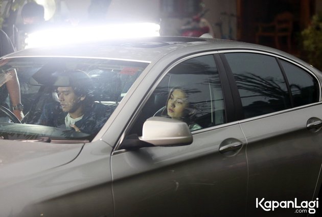 A Series of BTS Photos of Rangga Azof on the Set of 'BUKU HARIAN SEORANG ISTRI', Looking Handsome Sitting Inside the Car!