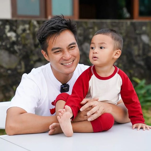 A Series of Handsome Portraits of Baim Wong as a Hot Daddy While Taking Care of Baby Kiano, Exuding the Charisma of an Ideal Husband!