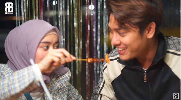 A Series of Dating Pictures of Lesti and Rizky Billar, Simple Dinner at Street Food Stall While Feeding Each Other