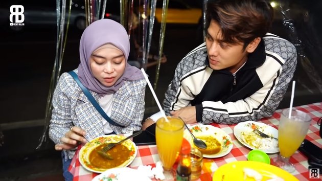 A Series of Dating Pictures of Lesti and Rizky Billar, Simple Dinner at Street Food Stall While Feeding Each Other