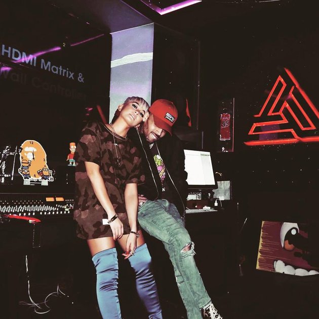 Foto ini yang pertama kali muncul dan bikin heboh. Bagaimana tidak, Agnez nampak sangat akrab dengan Chris Brown, rapper ternama di Amerika.