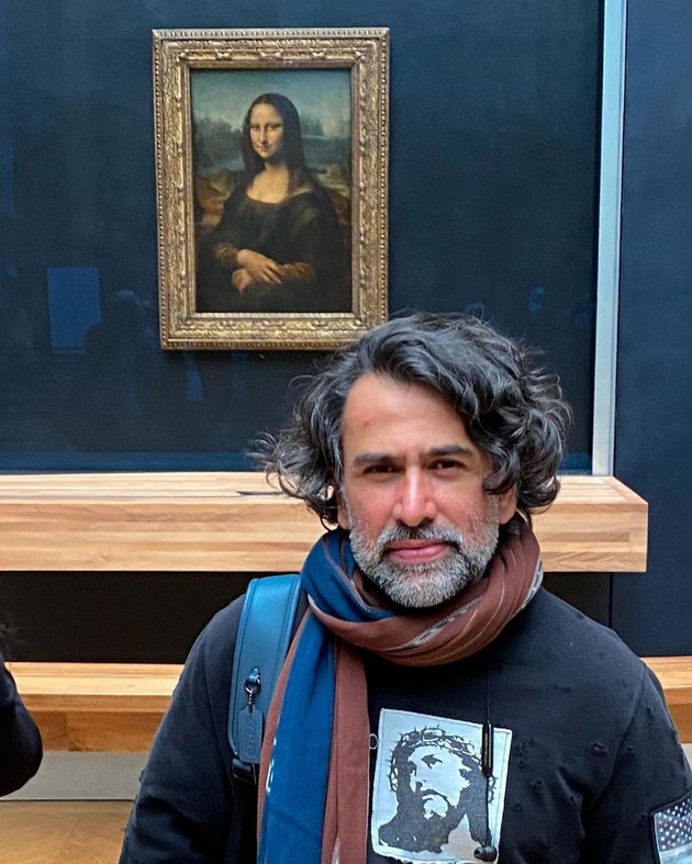 Selama di Prancis, Jeremy Thomas juga mengunjungi museum terkenal yang bernama Musée du Louvre. Di musium ini terdapat karya besar Leonardo da Vinci, yaitu lukisan Mona Lisa. 