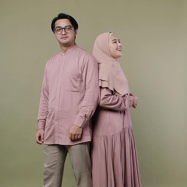 A Series of Rarely Seen Intimate Photos of Ricky Harun and Herfiza, Still Harmonious After 8 Years of Marriage!